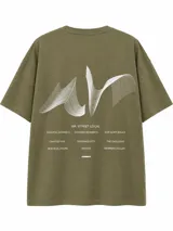 Remera oversize de color blanco, confeccionada en algodón, con cuello redondo y mangas cortas. Presenta un pequeño estampado tipográfico en el centro del pecho con la frase "KeepTheBuzz Alive".