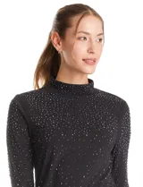 Blusa de cuello alto y manga larga, confeccionada en tejido suave con apliques de strass distribuidos en el frente y las mangas.