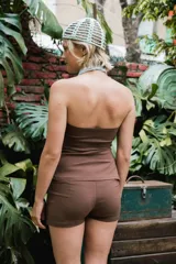 Short de tiro alto con estampado de lunares marrones sobre fondo celeste.