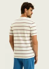 Camiseta gris de manga corta con diseño de finas rayas horizontales, cuello redondo y corte clásico.