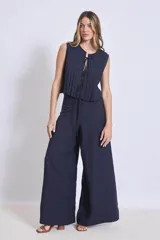 Pantalón ancho de tiro alto, color azul marino, con cordón ajustable en la cintura.