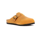 Zueco de dama color marrón claro, confeccionado en cuero, con diseño de punta cerrada, ajuste mediante tira con hebilla metálica lateral, plantilla de corcho y suela de goma negra.