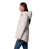 Campera impermeable Columbia modelo Hikebound II, color beige claro, con cuello alto, cierre frontal oculto y puños ajustables con velcro. Presenta el logo de la marca bordado en el pecho y tecnología Omni-Tech en la manga.