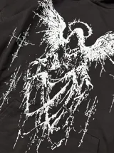 Buzo canguro negro con capucha, confeccionado en algodón, con estampado frontal y en las mangas de un ángel en color blanco.