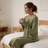 Camisón de manga larga en color verde, confeccionado en tejido de lanilla suave. Presenta un diseño de corte recto y holgado, con cuello redondo y detalle de botones en la parte superior delantera.