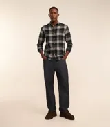 Camisa de algodón con estampado de cuadros en tonos azul, blanco y gris. Cuenta con cuello camisero, mangas largas abotonadas y corte comfort.