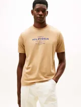 Remera de cuello redondo confeccionada en puro algodón, con corte regular. Presenta un logo gráfico estampado en el pecho y el logo de la marca bordado en la manga.