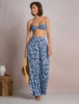 Pantalón palazzo de tiro alto con cintura elastizada, corte de pierna súper ancha y estampado abstracto en tonos azul y blanco.