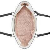 Cartera tipo tote Guess modelo Viviette, color blanco con textura grabada con el logo de la marca. Presenta asas largas en color negro, logo triangular metálico en el frente y dije colgante con placa metálica.