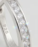 Aros tipo argolla pequeña de plata 925, con diseño frontal engastado con pequeñas circonias brillantes.