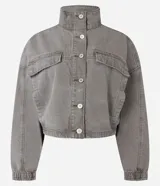Campera bomber color gris de sarga, con cuello alto, cierre frontal con botones y bolsillos con solapa en el pecho. Presenta mangas largas con puños elásticos y ruedo ajustable con elástico.