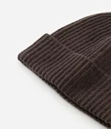 Gorro de punto con dobles, de diseño básico y textura acanalada.