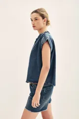 Camisa sin mangas de lyocell, con cuello mao y cierre frontal de botones.