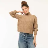 Sweater de punto con diseño de trenzas verticales, cuello alto y mangas largas con puños acanalados. Presenta un corte recto y holgado.