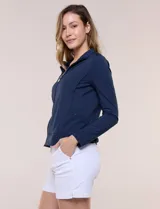 Campera liviana blanca de silueta entallada con protección solar UPF 50, cuello alto y cierre frontal completo. Cuenta con mangas largas y bolsillos laterales.