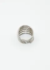 Anillo dorado de acero quirúrgico con diseño de espiral de múltiples vueltas.