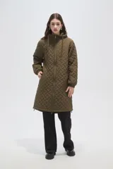 Campera larga de diseño acolchado con patrón geométrico, color negro. Cuenta con capucha ajustable, cierre frontal completo y bolsillos laterales.