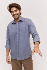 Camisa de lino color marrón mocha, de corte regular, con cuello clásico, mangas largas y cierre frontal con botones al tono.