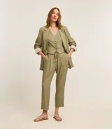 Pantalón fluido color verde oliva confeccionado en viscolino, con cintura elástica, lazo, pliegues y bolsillos.