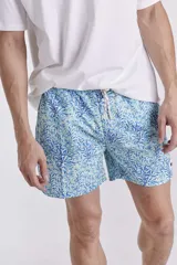 Short de baño azul con estampado de naranjas y hojas verdes.