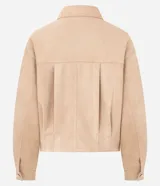 Campera de gamuza sintética color tostado con botones dorados grabados, cuello camisero, bolsillos frontales aplicados y mangas largas con puños abotonados.