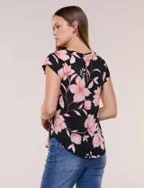 Blusa de gasa ligera con diseño geométrico en tonos oscuros, escote redondo, mangas cortas y bolsillo frontal aplicado. Presenta un ruedo redondeado y silueta relajada.