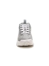 Championes Caterpillar modelo Intruder Lite, color gris con suela chunky blanca y cordones blancos. Presenta detalles en gamuza y el logo de la marca en el lateral.