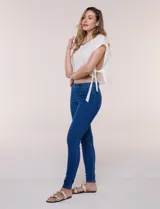 Pantalón jegging de tiro medio con calce ajustado skinny y cintura elastizada estilo pull on, confeccionado en denim azul. Presenta falsos bolsillos delanteros y bolsillos plaqué funcionales en la parte posterior.