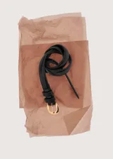 Cinturón de poliuretano color negro, de diseño clásico, con hebilla metálica dorada.