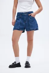 Short de jean azul, tiro alto con calce holgado en cadera y detalle de bolsillos amplios.