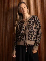 Saco de punto con estampado animal print, de corte recto y manga larga. Presenta cierre frontal mediante lazos ajustables y terminaciones en tejido acanalado.