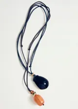 Collar doble con tiras de hilo ajustable y apliques de resina.
