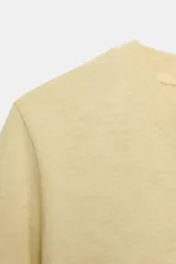 Camiseta de algodón flamé color amarillo claro, con cuello redondo y manga corta de corte regular fit.