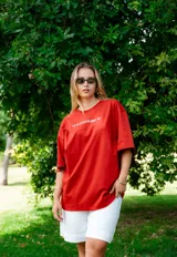 Remera roja de corte clásico con la frase "LA RESPUESTA ERES TÚ" estampada en el frente.