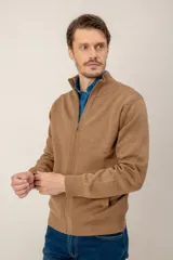 Campera tipo sweater de punto con cierre frontal completo, cuello alto y bolsillos laterales. Confeccionada en mezcla de lana y viscosa, con puños y ruedo acanalados.