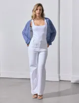 Cárdigan tejido color beige, marca Joseph A, de mangas largas y calado con motivos florales.