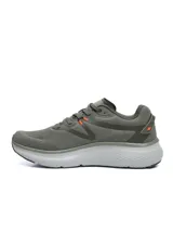 Championes deportivos Umbro modelo Invictus para hombre, color negro con suela gruesa blanca y logo de la marca en el lateral.