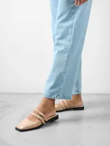 Zapato plano destalonado color nude, con punta cuadrada, doble tira con hebilla y tacón cuadrado.