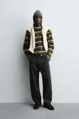 Pantalón de corte baggy fit confeccionado en tejido de algodón con textura y efecto lavado. Presenta diseño de cinco bolsillos, cierre frontal con cremallera y botón.