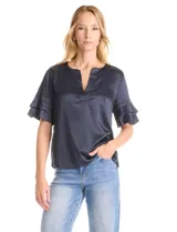 Blusa de satén color azul marino con escote en V y mangas cortas con tres capas de volados superpuestos.