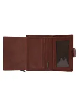 Billetera de cuero natural de primera calidad en color marrón, con diseño compacto, trabilla con cierre de broche y logo grabado en la esquina inferior. Cuenta con tecnología RFID para protección de datos.
