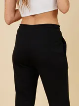 Pantalón deportivo tipo jogging color azul marino, confeccionado en 60% algodón y 40% poliéster.