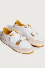 Zapatillas Hoff modelo Walkman, color blanco con detalles en beige y amarillo.