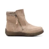 Bota corta color beige con detalle de tejido de punto en el tobillo y cierre lateral con cremallera.
