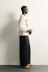 Pantalón cargo de corte relajado confeccionado en algodón con efecto lavado. Presenta bolsillos laterales tipo plastrón en las perneras, bolsillos frontales y bolsillos traseros de vivo. Incluye cierre frontal con cremallera y botón.