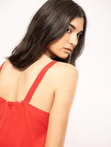 Vestido largo color crudo de lino, con silueta recta, escote en V, breteles anchos, detalle de elástico en la espalda y tajos laterales.