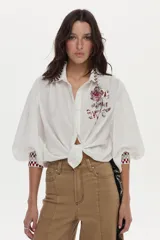 Jean wide leg de tiro alto color tostado, con diseño de perneras anchas y costuras decorativas frontales.