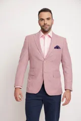 Blazer color rosa claro con textura, de corte entallado, solapa de muesca, cierre de dos botones, dos bolsillos delanteros con solapa y bolsillo en el pecho con pañuelo de seda estampado.
