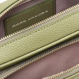 Bolso bandolera Marc Jacobs modelo The Crossbody, color verde oliva, confeccionado en cuero texturizado con logo en relieve. Cuenta con cierre superior, bolsillo exterior con cremallera, correa ajustable y extraíble.
