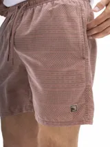 Short de baño rosado con estampado de rombos, cintura elastizada con cordón ajustable, bolsillos laterales y trasero.